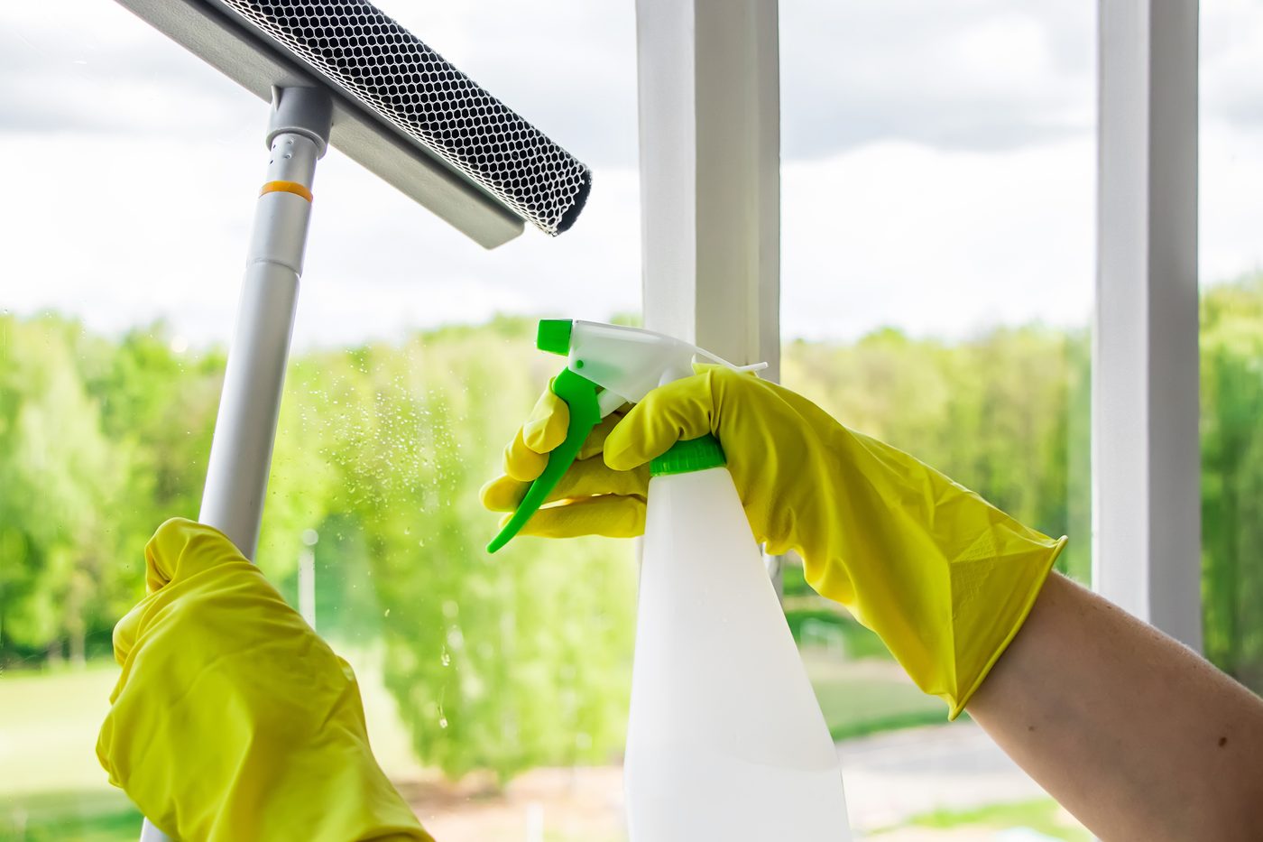 Fönsterputsning med skrapa och sprayflaska